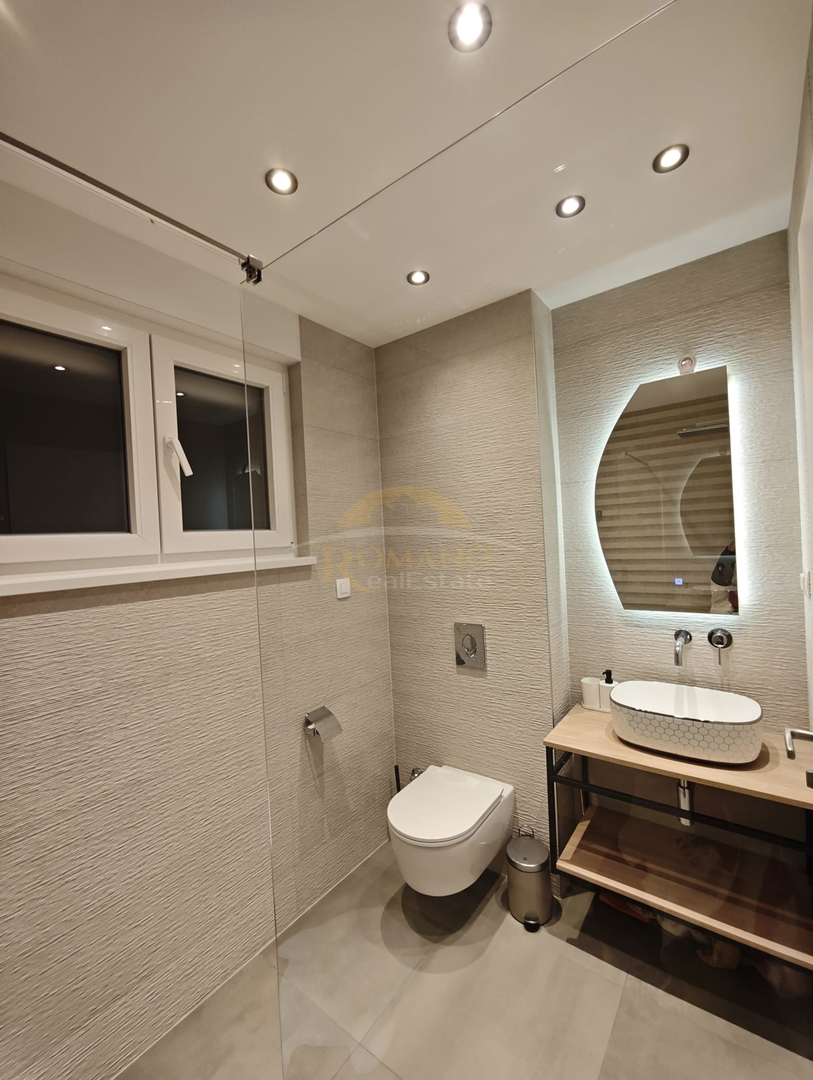 Luksuzni penthouse v Okrugu Gornjem/Čiovo s strešno teraso